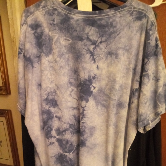 T-Shirt - Picture 2 of 3